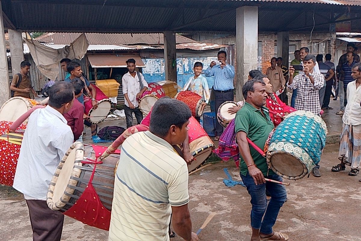 ৫০০ বছরের ঐতিহ্যবাহী দেশের একমাত্র ‘ঢাকের হাট’ বসে যে জেলায়