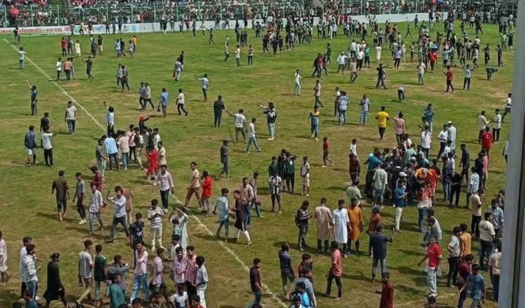 কক্সবাজার গোল্ডকাপ ফাইনালে ভাঙচুর অগ্নিসংযোগ 1757737979 কক্সবাজার গোল্ডকাপ ফাইনালে ভাঙচুর-অগ্নিসংযোগ, আহত অর্ধশতাধিক