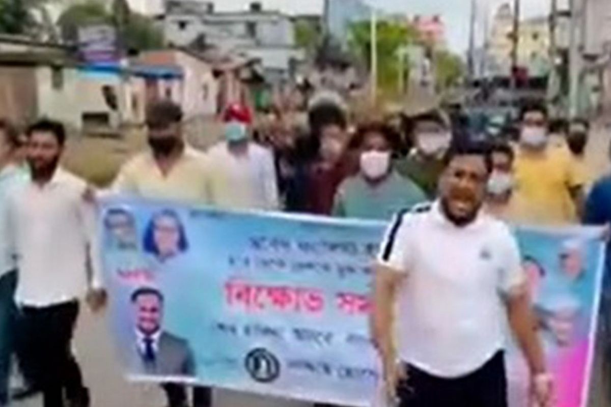 কক্সবাজার থেকে গাড়ি নিয়ে চট্টগ্রামে ছাত্রলীগের মিছিল