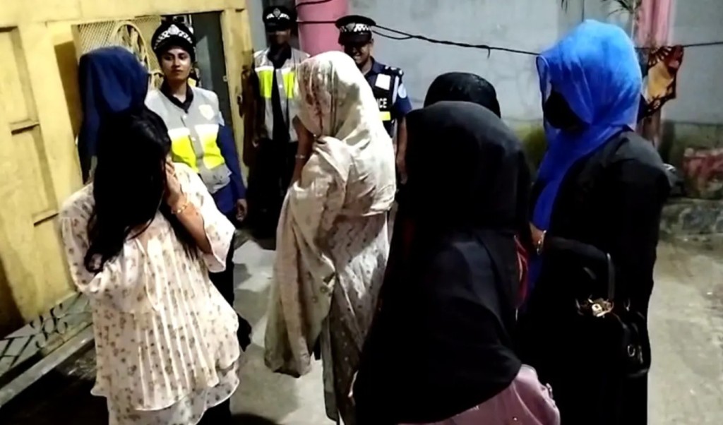 কক্সবাজারে হোটেলে গোপন সুড়ঙ্গ, ১৪ তরুণ-তরুণী আটক 3 কক্সবাজারে হোটেলে গোপন সুড়ঙ্গ ১৪ তরুণ তরুণী আটক 1756996030 কক্সবাজারে হোটেলে গোপন সুড়ঙ্গ, ১৪ তরুণ-তরুণী আটক