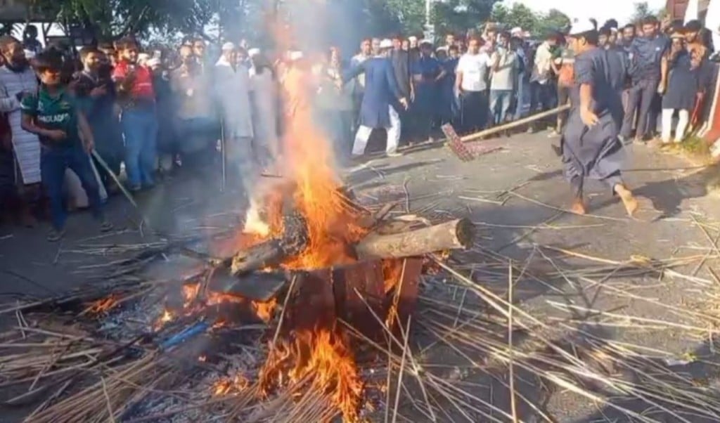 কবর থেকে লাশ তুলে আগুনে পুড়িয়ে দেওয়া 1757126445 কবর থেকে লাশ তুলে আগুনে পুড়িয়ে দেওয়ার ঘটনায় দুইপক্ষের সংঘর্ষ, নিহত ১