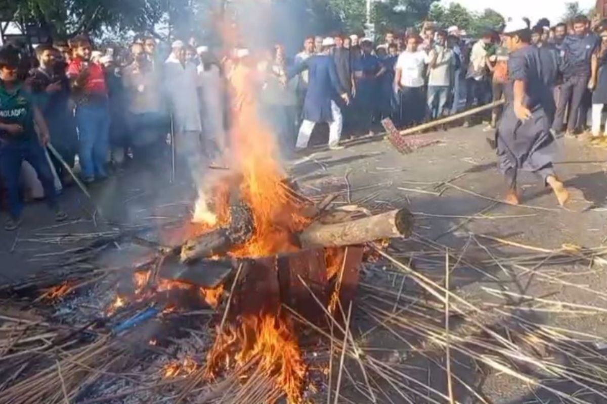 কবর থেকে লাশ তুলে আগুনে পুড়িয়ে দেওয়ার ঘটনায় দুইপক্ষের সংঘর্ষ, নিহত ১