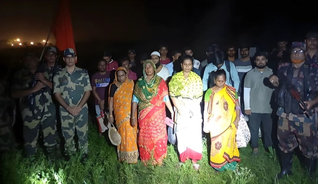 কাজীপুর সীমান্তে ১৮ বাংলাদেশিকে হস্তান্তর করলো বিএসএফ 4 কাজীপুর সীমান্তে ১৮ বাংলাদেশিকে হস্তান্তর করলো বিএসএফ 1758340808 কাজীপুর সীমান্তে ১৮ বাংলাদেশিকে হস্তান্তর করলো বিএসএফ