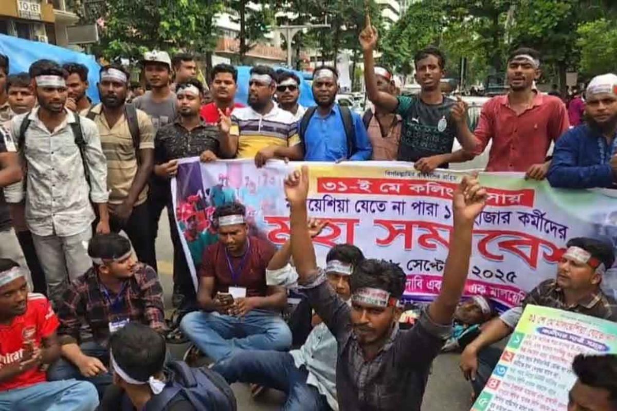 কারওয়ান বাজারে মালয়েশিয়া যেতে না পারা কর্মীদের সড়ক অবরোধ