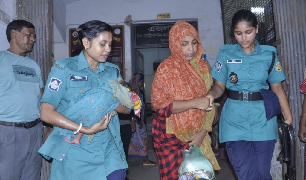 কারাগার থেকে হাসপাতালের প্রিজন সেলে সেই মা ও শিশু 3 কারাগার থেকে হাসপাতালের প্রিজন সেলে সেই মা ও শিশু 1758548815 কারাগার থেকে হাসপাতালের প্রিজন সেলে সেই মা ও শিশু