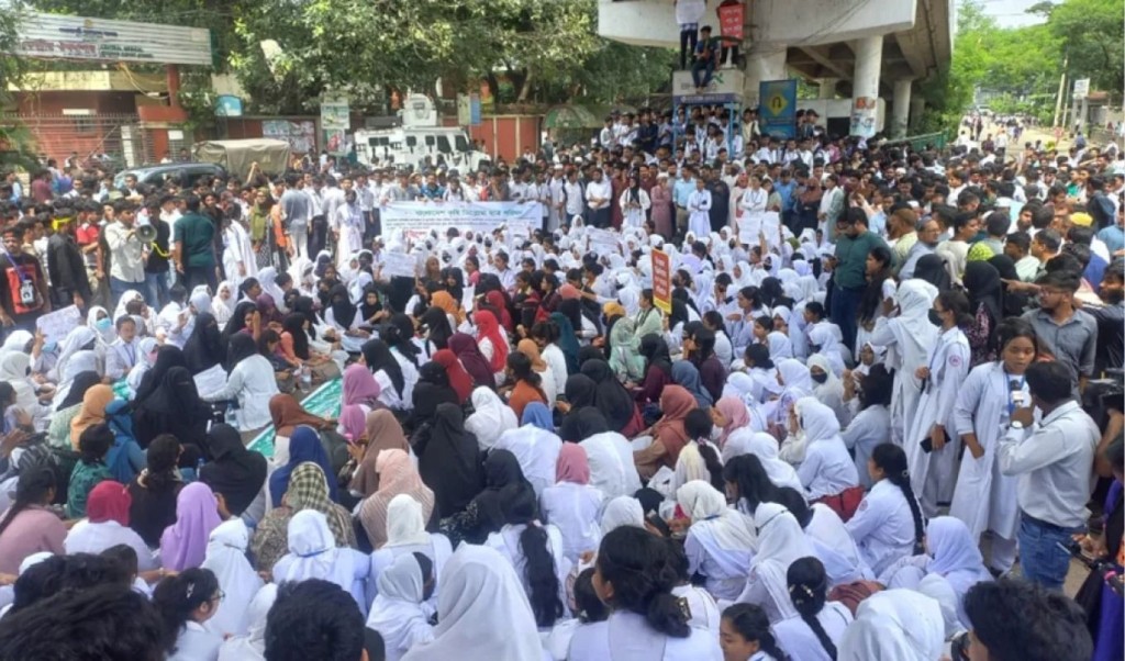 কারিগরি শিক্ষার্থীদের আন্দোলনে শিক্ষকদের সংহতি 4 কারিগরি শিক্ষার্থীদের আন্দোলনে শিক্ষকদের সংহতি 1758106111 কারিগরি শিক্ষার্থীদের আন্দোলনে শিক্ষকদের সংহতি