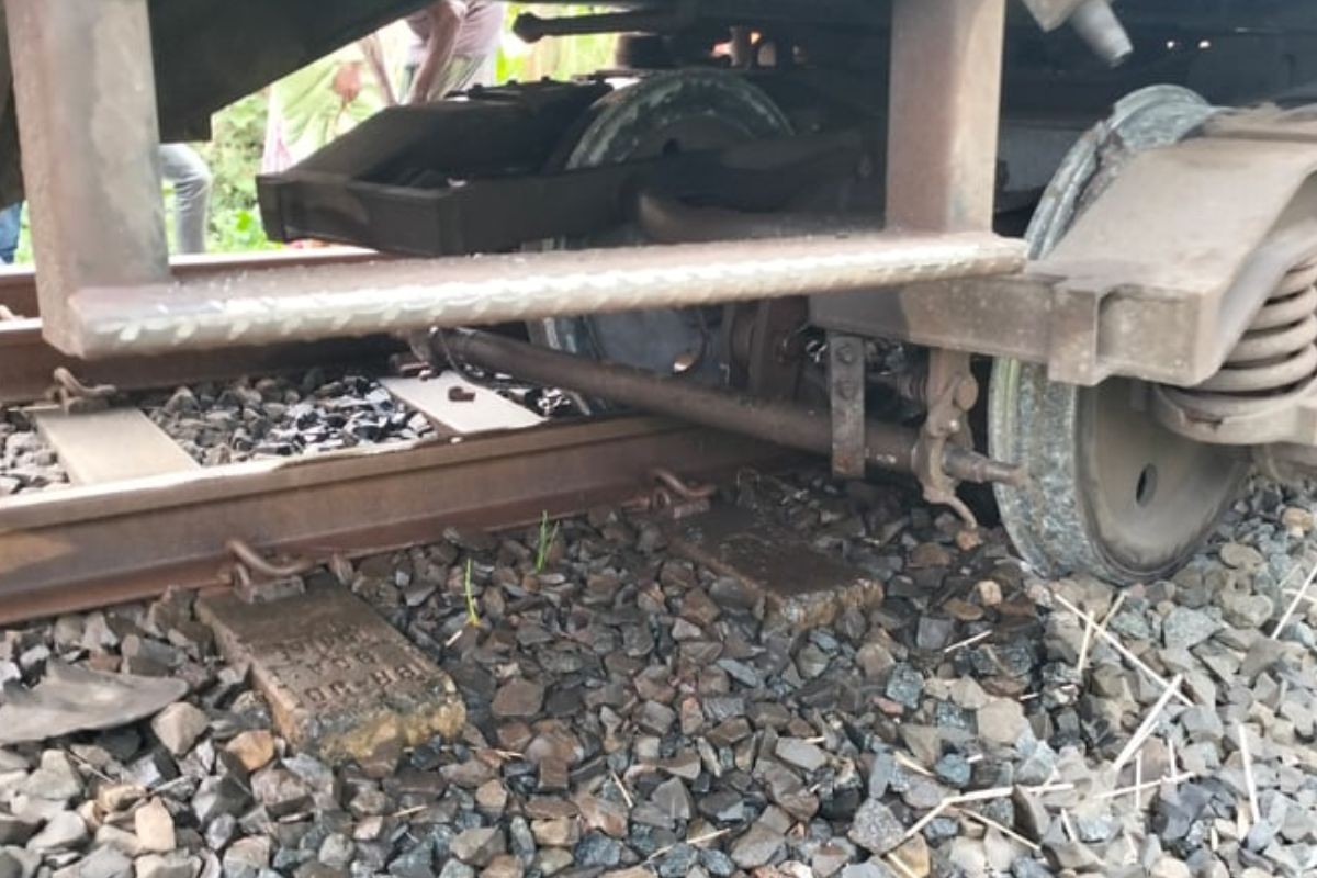 কুড়িগ্রাম এক্সপ্রেস লাইনচ্যুত: ঢাকার সঙ্গে উত্তরবঙ্গের রেল যোগাযোগ বন্ধ