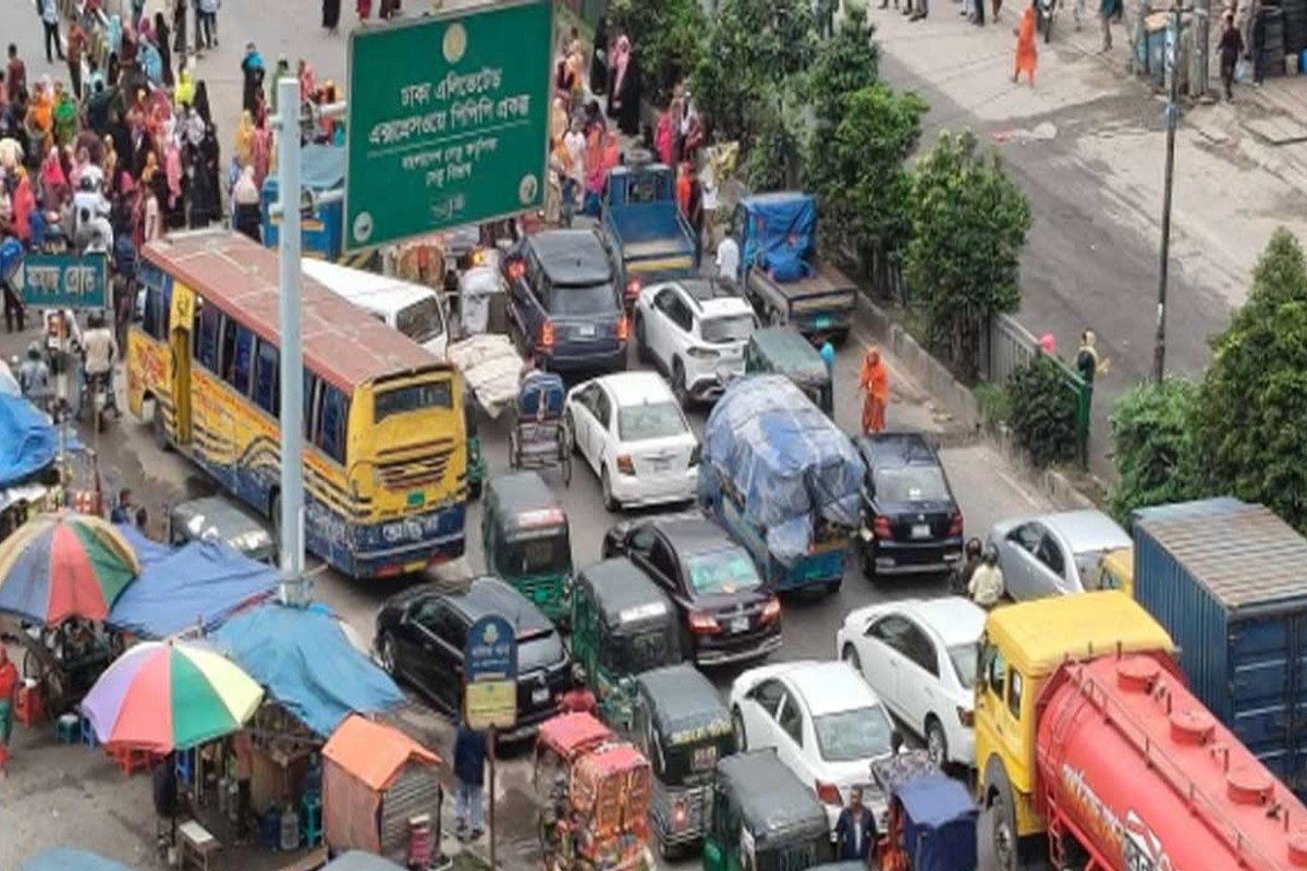 কুড়িলে শ্রমিকদের সড়ক অবরোধ, যান চলাচল বন্ধ