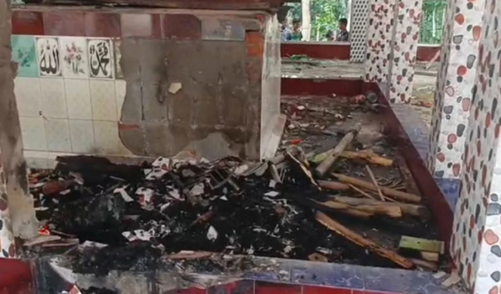 কুমিল্লায় চার মাজারে হামলা: গ্রেপ্তার হয়নি কোনো উসকানিদাতা 3 কুমিল্লায় চার মাজারে হামলা গ্রেপ্তার হয়নি কোনো উসকানিদাতা 1758368989 কুমিল্লায় চার মাজারে হামলা: গ্রেপ্তার হয়নি কোনো উসকানিদাতা