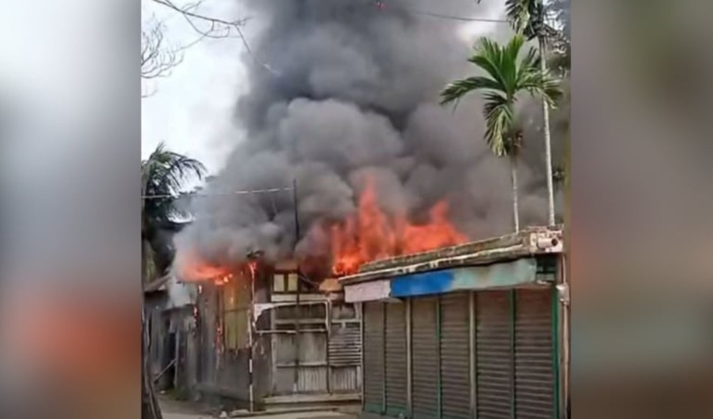 কুমিল্লায় মাইকে ঘোষণা দিয়ে ৪ মাজারে হামলা ও আগুন 3 কুমিল্লায় মাইকে ঘোষণা দিয়ে ৪ মাজারে হামলা ও আগুন 1758192068 কুমিল্লায় মাইকে ঘোষণা দিয়ে ৪ মাজারে হামলা ও আগুন