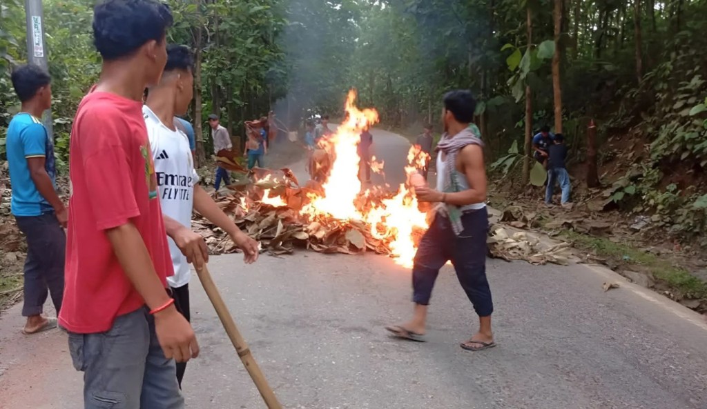 খাগড়াছড়িতে চলছে সকাল সন্ধ্যায় সড়ক অবরোধ 1758947716 খাগড়াছড়িতে চলছে সকাল-সন্ধ্যায় সড়ক অবরোধ