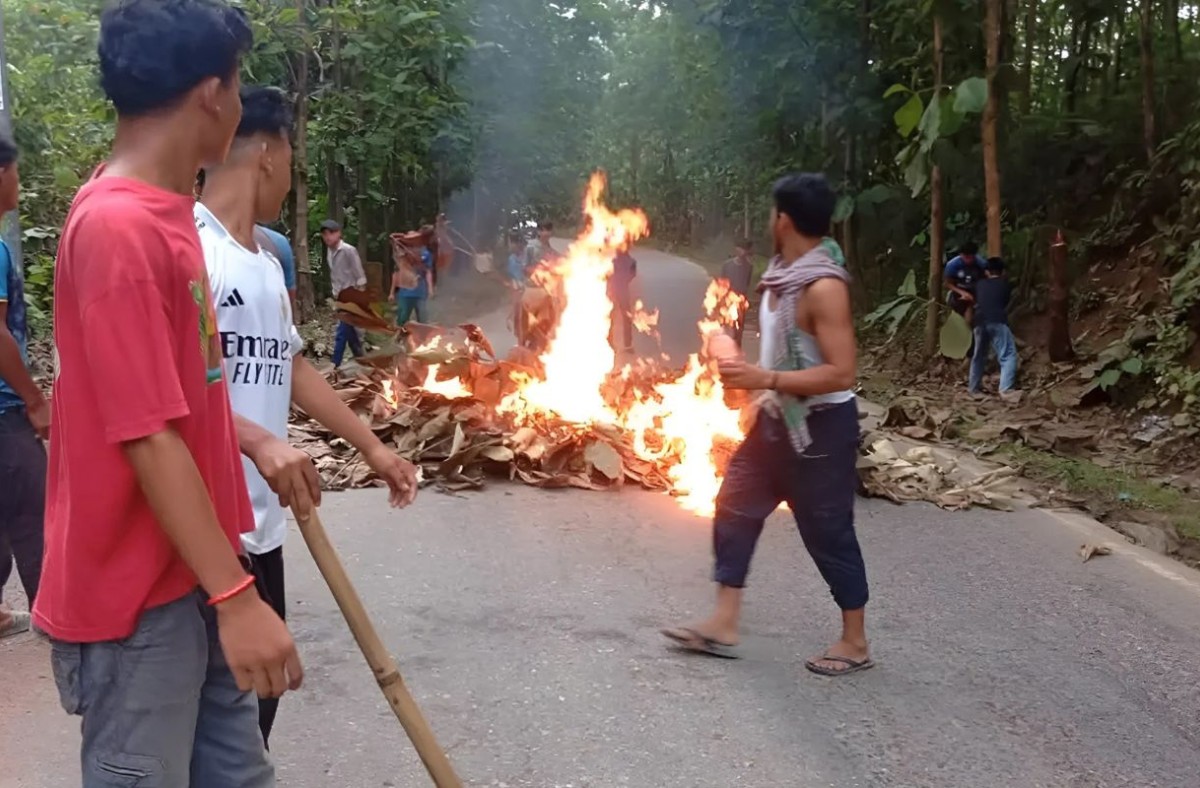 খাগড়াছড়িতে চলছে সকাল-সন্ধ্যায় সড়ক অবরোধ