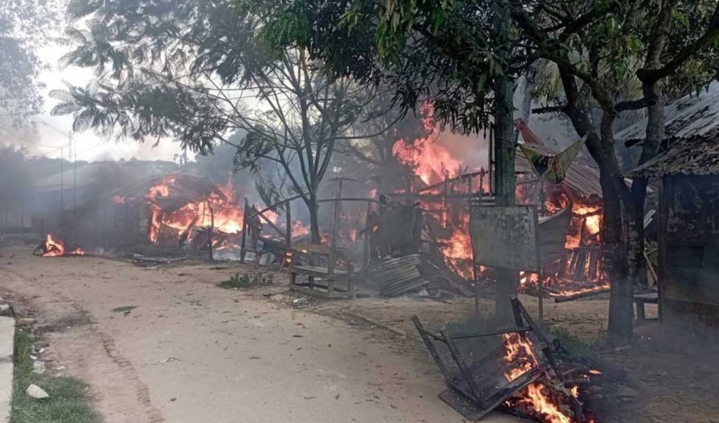 খাগড়াছড়িতে ১৪৪ ধারার মধ্যেই সংঘর্ষ, বাজারে আগুন 4 খাগড়াছড়িতে ১৪৪ ধারার মধ্যেই সংঘর্ষ বাজারে আগুন 1759065243 খাগড়াছড়িতে ১৪৪ ধারার মধ্যেই সংঘর্ষ, বাজারে আগুন