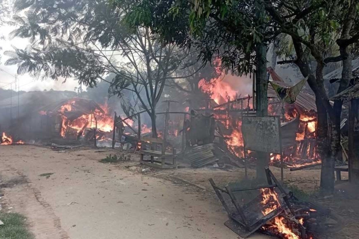 খাগড়াছড়িতে ১৪৪ ধারার মধ্যেই সংঘর্ষ, বাজারে আগুন