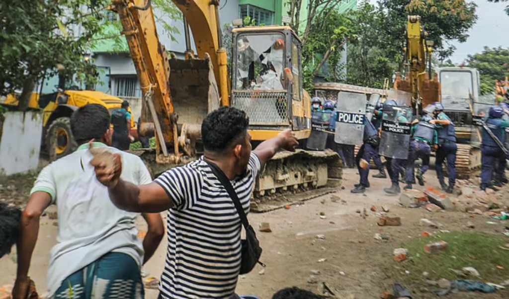 খুলনায় উচ্ছেদ অভিযানে সংঘর্ষ, সাংবাদিকসহ আহত অন্তত ৩৫ 3 খুলনায় উচ্ছেদ অভিযানে সংঘর্ষ সাংবাদিকসহ আহত অন্তত ৩৫ 1758450554 খুলনায় উচ্ছেদ অভিযানে সংঘর্ষ, সাংবাদিকসহ আহত অন্তত ৩৫