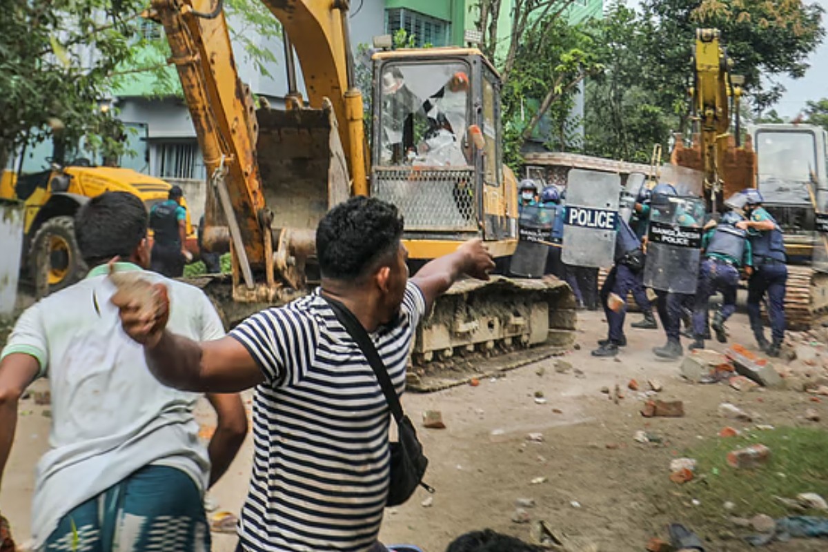 খুলনায় উচ্ছেদ অভিযানে সংঘর্ষ, সাংবাদিকসহ আহত অন্তত ৩৫