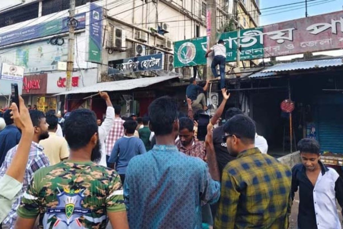 খুলনায় ফের জাতীয় পার্টির কার্যালয়ে হামলা, ভাঙচুর