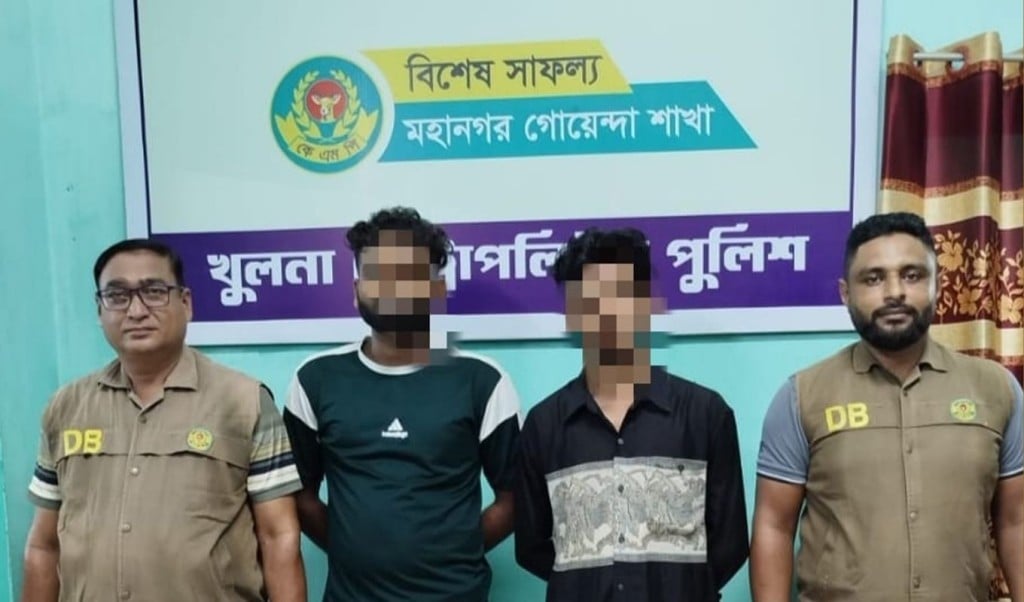 খুলনায় বেতার কেন্দ্র থেকে লুট হওয়া গুলিসহ গ্রেপ্তার ২ যুবক 1757512861 খুলনায় বেতার কেন্দ্র থেকে লুট হওয়া গুলিসহ গ্রেপ্তার ২ যুবক
