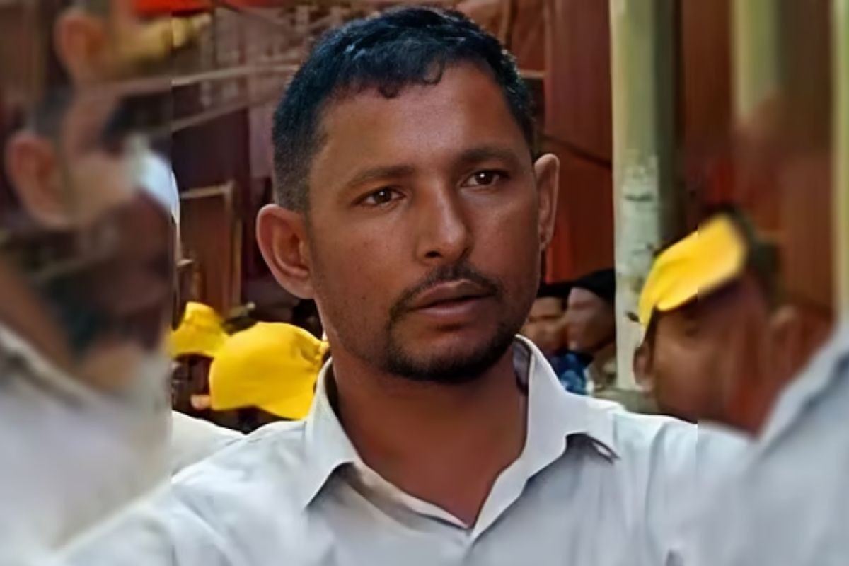 গভীর রাতে পান দোকানিকে গলা কেটে হত্যা, একজন আটক
