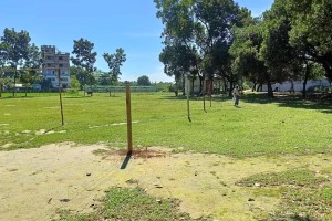 গভীর রাতে স্কুল মাঠ দখল, কাঁটাতারের বেড়া টেনে দিল দুর্বৃত্তরা