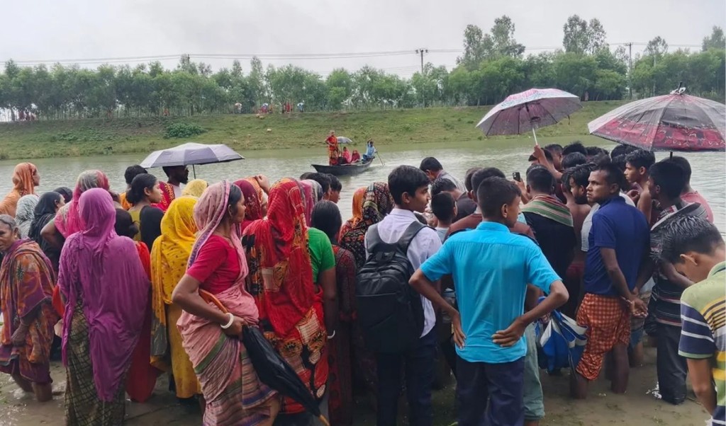 গাইবান্ধায় নদী থেকে স্কুল শিক্ষিকার মরদেহ উদ্ধার 4 গাইবান্ধায় নদী থেকে স্কুল শিক্ষিকার মরদেহ উদ্ধার 1758017588 গাইবান্ধায় নদী থেকে স্কুল শিক্ষিকার মরদেহ উদ্ধার