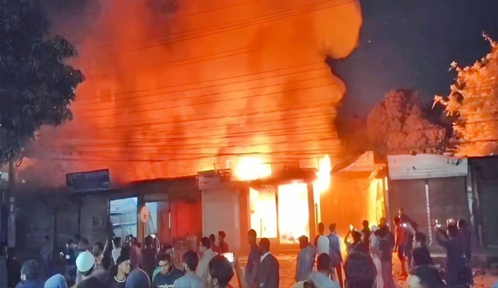 গাজীপুরে ভয়াবহ আগুনে পুড়ে ছাই অর্ধশতাধিক দোকান 1756961092 গাজীপুরে ভয়াবহ আগুনে পুড়ে ছাই অর্ধশতাধিক দোকান
