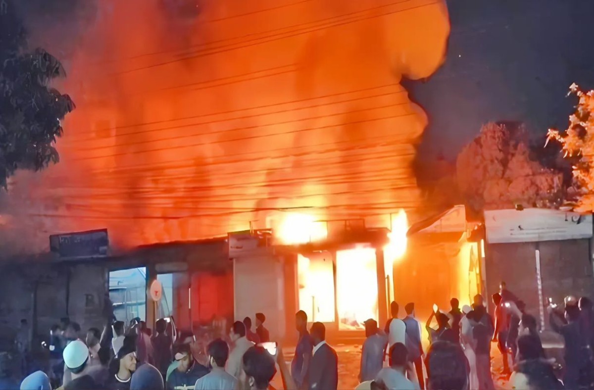 গাজীপুরে ভয়াবহ আগুনে পুড়ে ছাই অর্ধশতাধিক দোকান