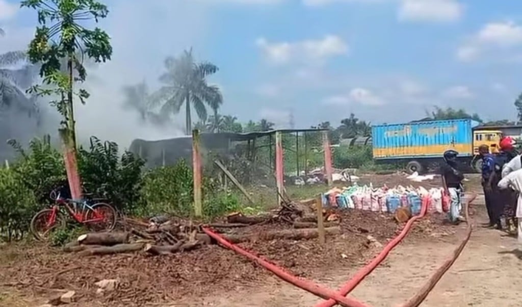 গাজীপুরের ঝুটগুদামে আগুন 1758696450 গাজীপুরে ঝুটগুদামে আগুন