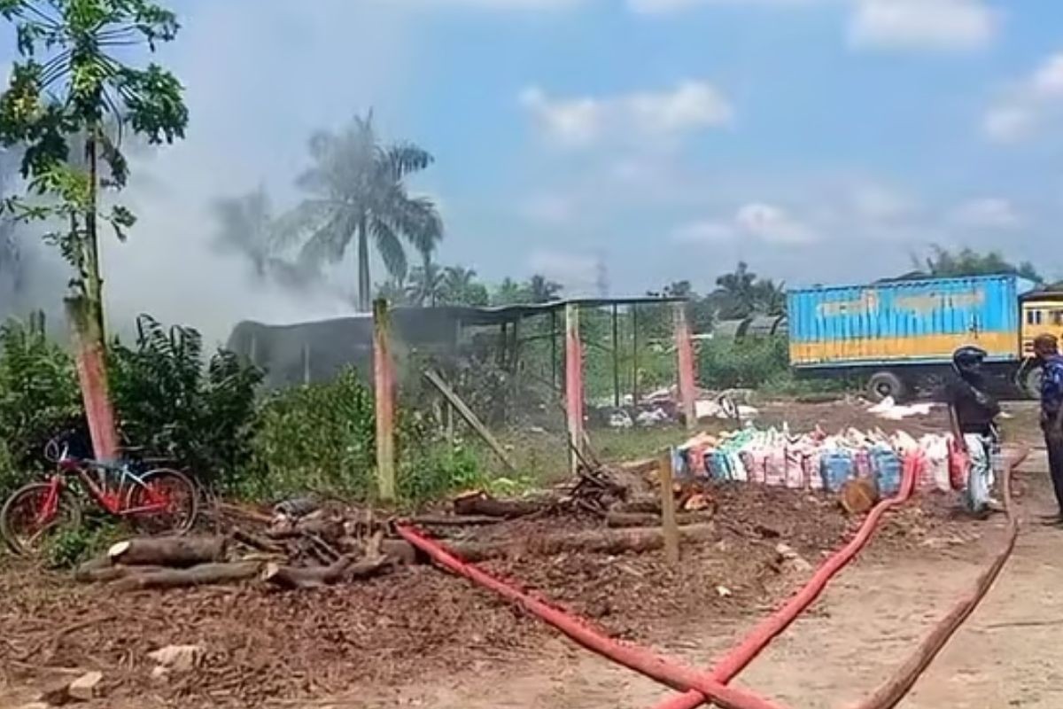 গাজীপুরে ঝুটগুদামে আগুন