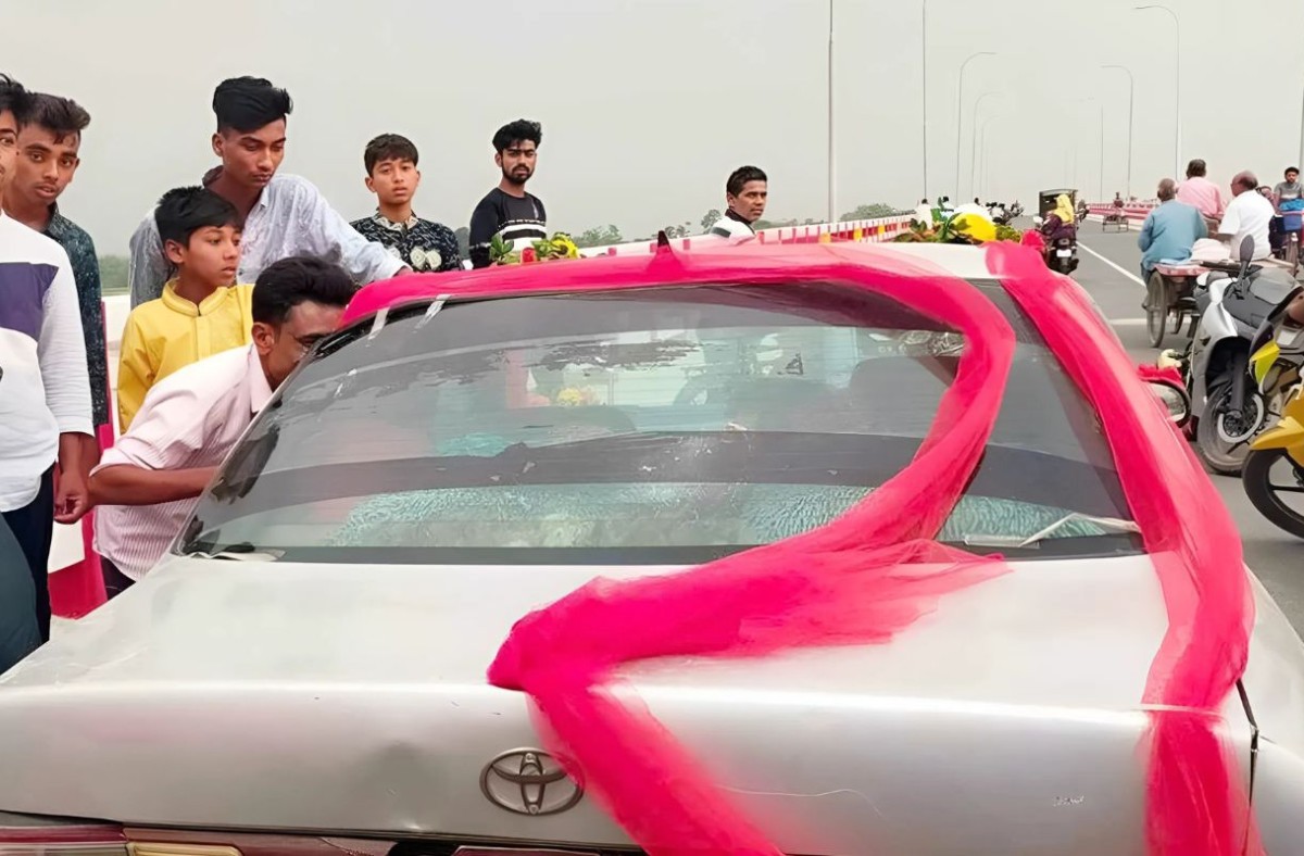 গাড়ি আটকে নববধূকে ছিনতাই