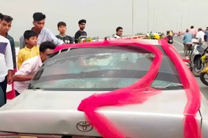 গাড়ি আটকে নববধূকে ছিনতাই