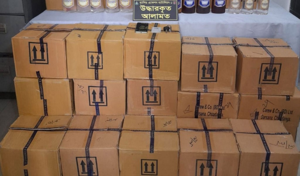গুলশানে কাভার্ড ভ্যানভর্তি ৫২৮ বোতল মদ উদ্ধার, আটক ১ 4 গুলশানে কাভার্ড ভ্যানভর্তি ৫২৮ বোতল মদ উদ্ধার আটক ১ 1759241122 গুলশানে কাভার্ড ভ্যানভর্তি ৫২৮ বোতল মদ উদ্ধার, আটক ১