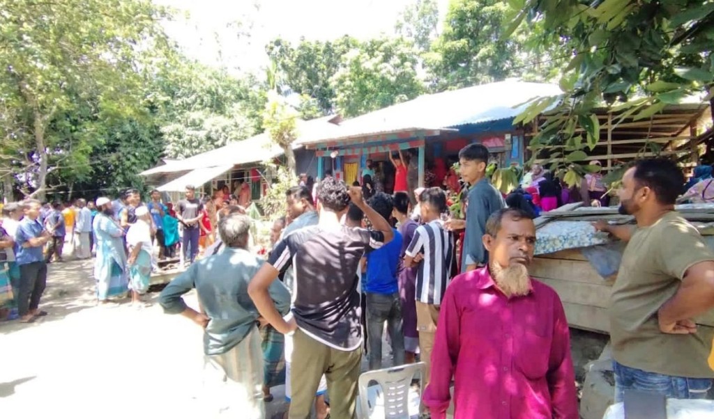 গৃহবধূকে শ্বাসরোধে হত্যার পর টাকা লুটের অভিযোগ 3 গৃহবধূকে শ্বাসরোধে হত্যার পর টাকা লুটের অভিযোগ 1758895024 গৃহবধূকে শ্বাসরোধে হত্যার পর টাকা লুটের অভিযোগ