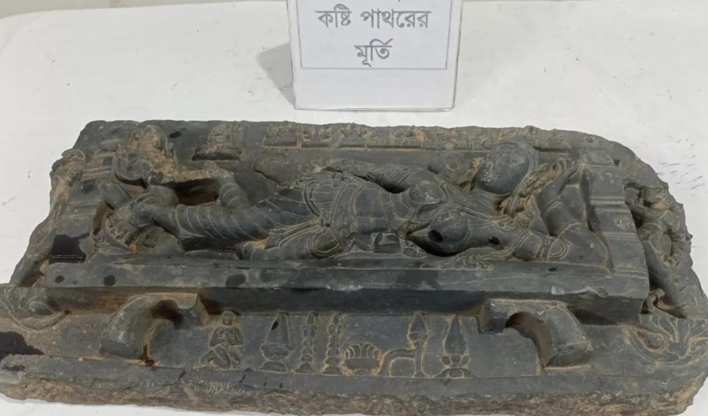 গোয়ালঘরে লুকানো ছিল দেড় কোটি টাকার কষ্টিপাথরের মূর্তি! 3 গোয়ালঘরে লুকানো ছিল দেড় কোটি টাকার কষ্টিপাথরের মূর্তি 1756981301 গোয়ালঘরে লুকানো ছিল দেড় কোটি টাকার কষ্টিপাথরের মূর্তি!