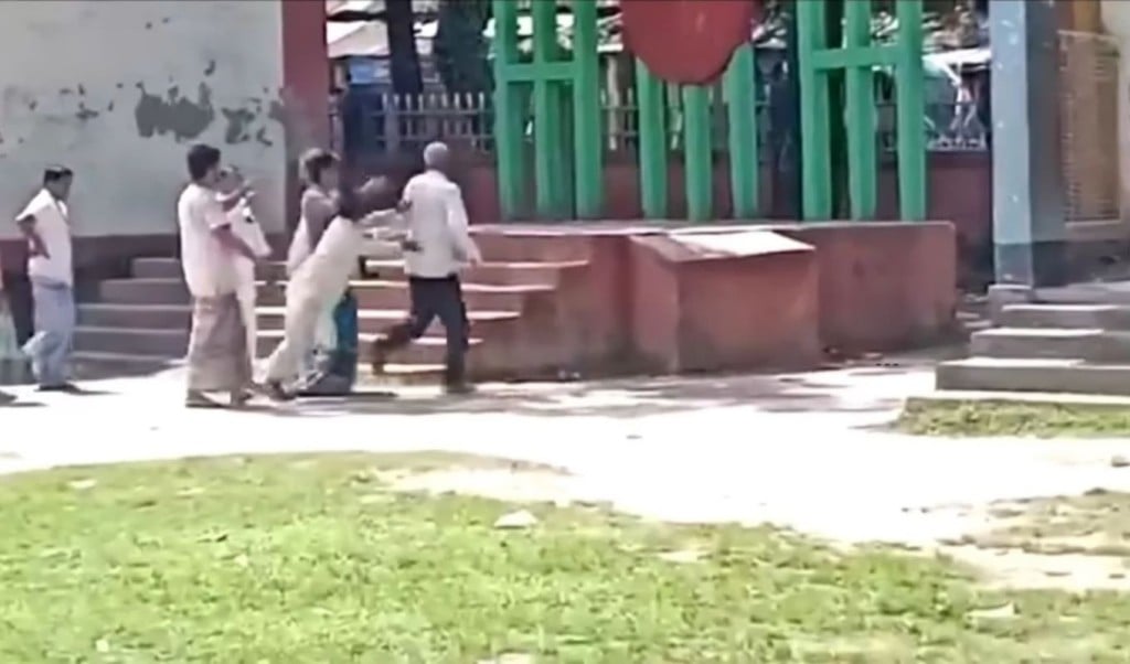 গৌরীপুরে নিজ প্রতিষ্ঠানে অধ্যক্ষকে অপমান ভিডিও ভাইরাল 1758876133 কলেজের অধ্যক্ষকে ধাক্কাতে ধাক্কাতে বের করলেন শিক্ষক, ভিডিও ভাইরাল