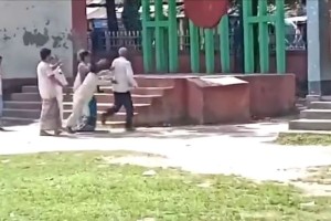 কলেজের অধ্যক্ষকে ধাক্কাতে ধাক্কাতে বের করলেন শিক্ষক, ভিডিও ভাইরাল
