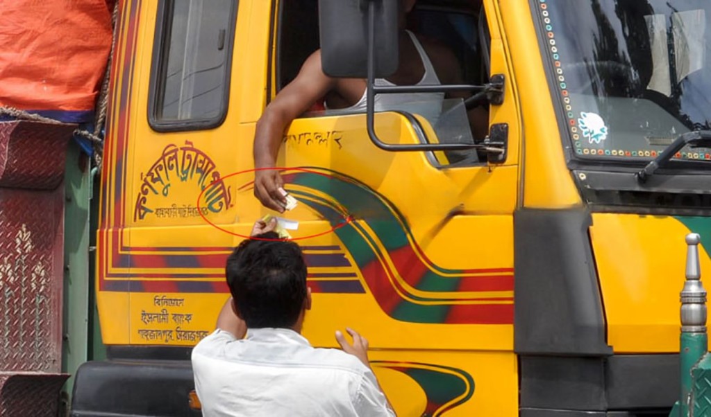 গ্রাম থেকে রাজধানীতে আসতে পণ্যবাহী প্রতি ট্রাকে গড় চাঁদা খরচ ৩ হাজার 1758861884 রাজধানীতে আসা পণ্যবাহী প্রতি ট্রাকের গড় চাঁদা খরচ ৩ হাজার টাকা