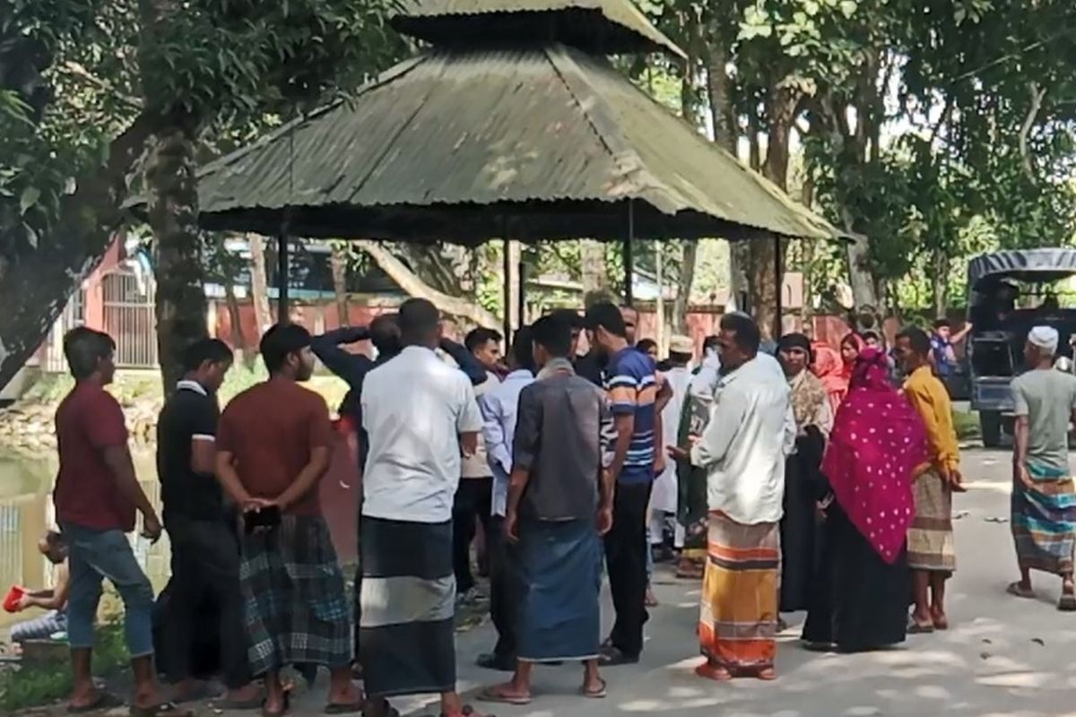 ঘরের চালায় ঢিল, চিৎকার করায় প্রবাসীর স্ত্রীকে কুপিয়ে হত্যা