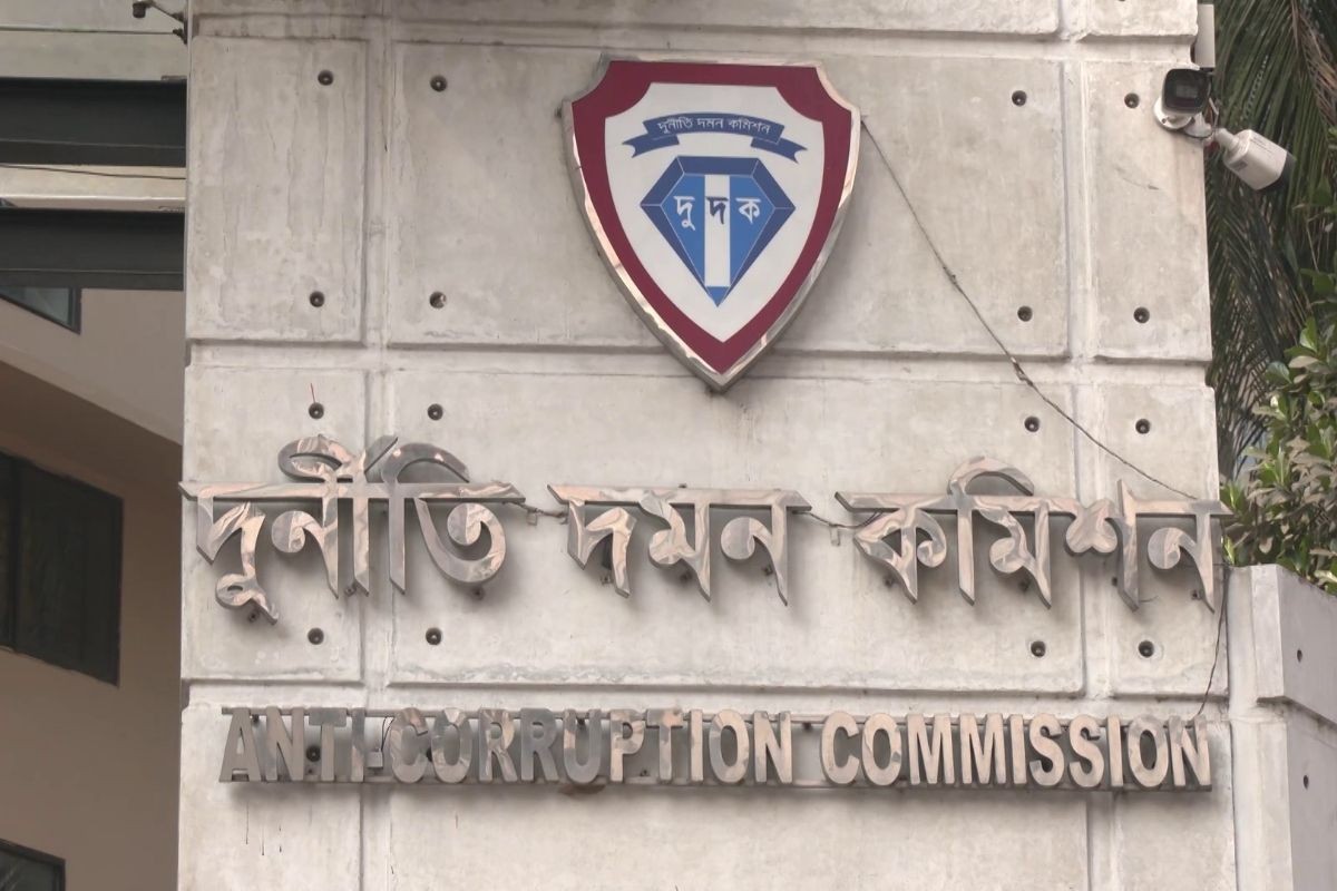 ঘুষ-দুর্নীতির অভিযোগে দুদকের উপপরিচালক মাহবুবুল আলম সাময়িক বরখাস্ত