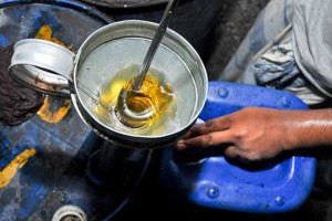 ঘোষণা শুনেই বাজারে বাড়ল খোলা তেলের দাম