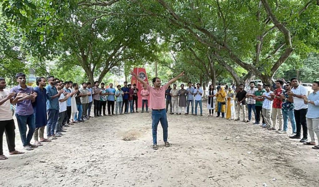 চট্টগ্রাম বিশ্ববিদ্যালয়ে উপাচার্য ও প্রক্টরের পদত্যাগের দাবিতে বিক্ষোভ 1756802304 চবি উপাচার্য ও প্রক্টরের পদত্যাগের দাবিতে ছাত্রদলের বিক্ষোভ