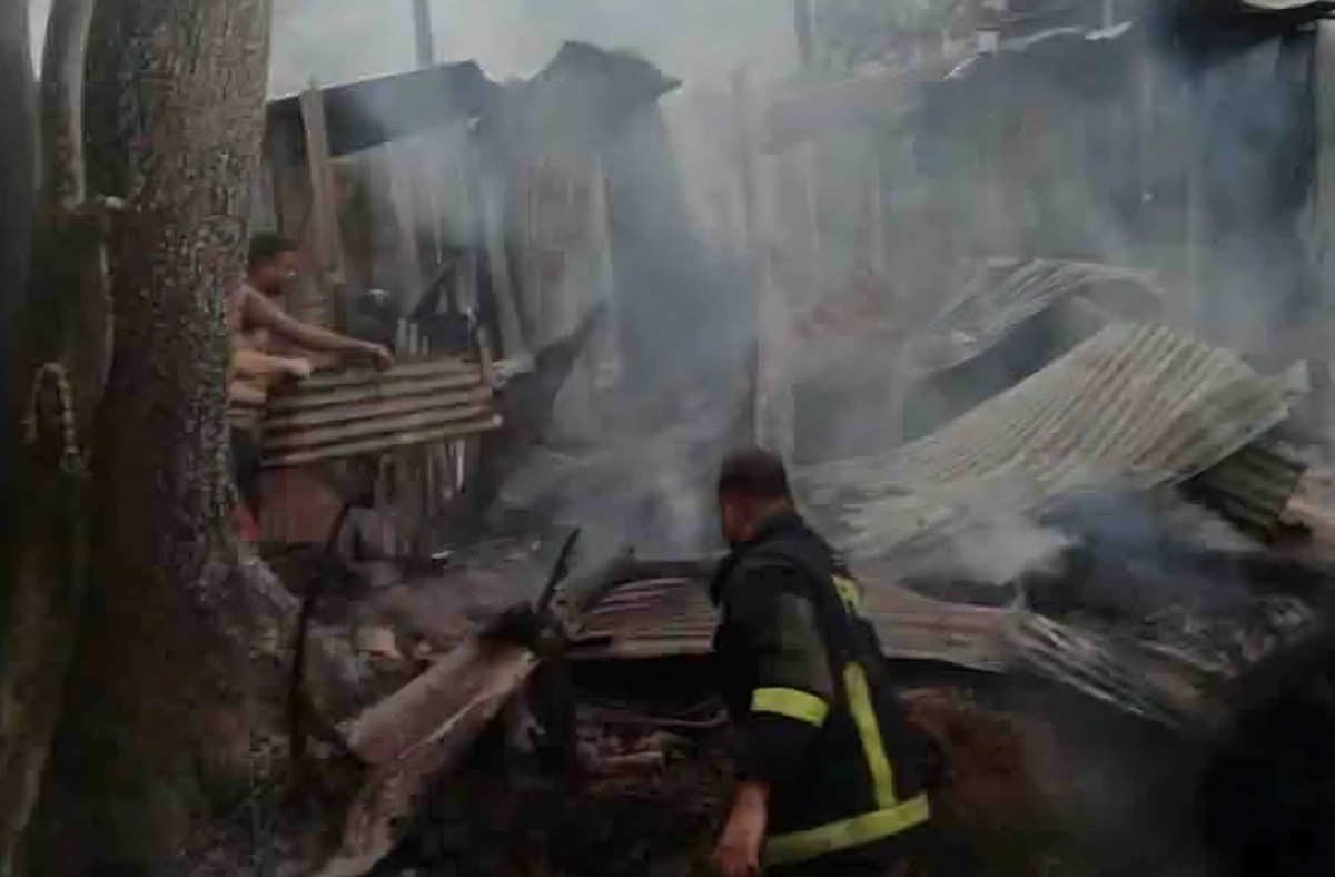 চট্টগ্রামে অগ্নিকাণ্ডের ঘটনায় ১৩ বসতঘর পুড়ে ছাই