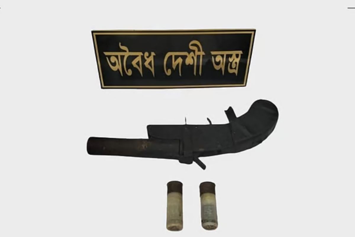 ঝোপে পড়ে থাকা শপিং ব্যাগে পাওয়া গেল আগ্নেয়াস্ত্র ও গুলি