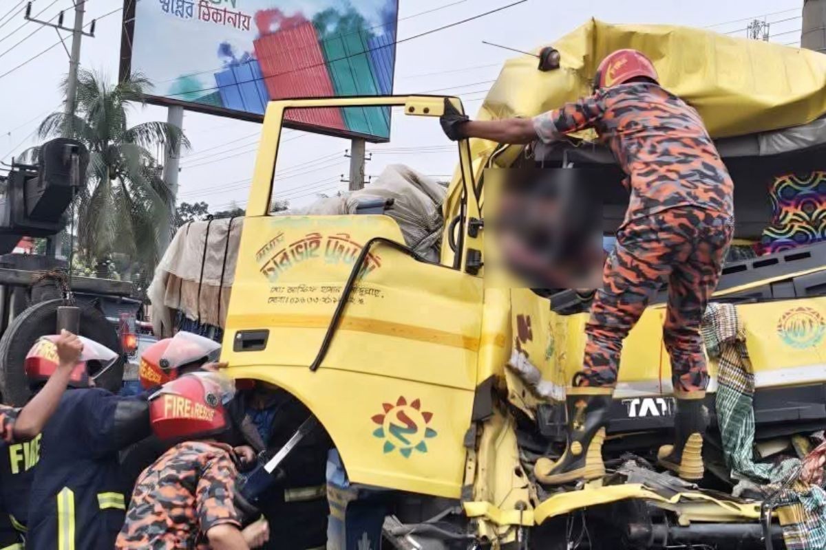 চট্টগ্রামের সীতাকুণ্ডে মর্মান্তিক সড়ক দুর্ঘটনা, নিহত ১