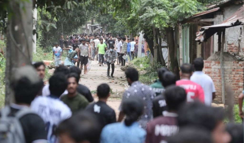 চবিতে সংঘর্ষ: ১০৯৫ জনের বিরুদ্ধে মামলা, অস্ত্র লুটের ঘটনায় জিডি 3 চবি 1756822762 চবিতে সংঘর্ষ: ১০৯৫ জনের বিরুদ্ধে মামলা, অস্ত্র লুটের ঘটনায় জিডি