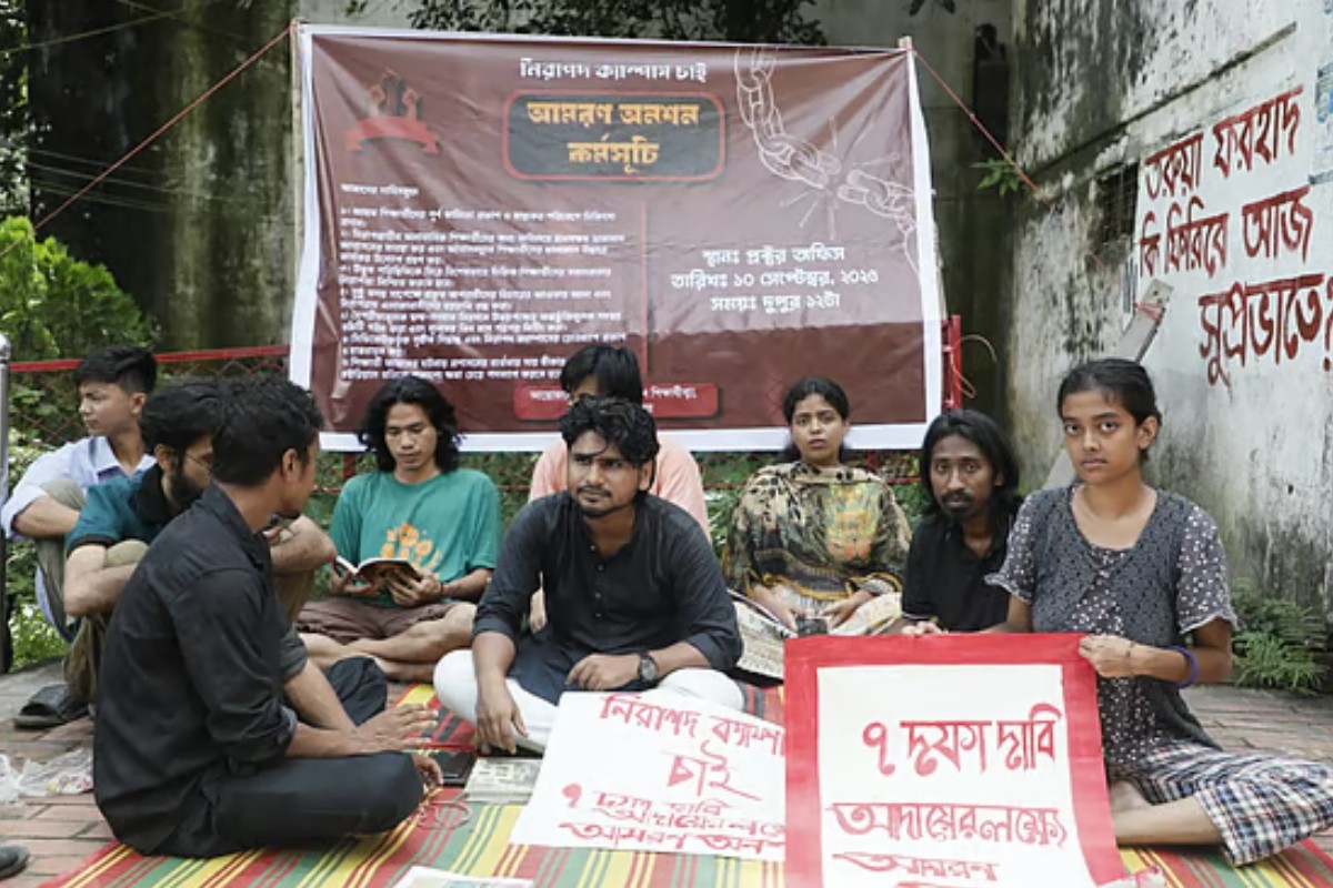 চবির প্রক্টরিয়াল বডির পদত্যাগের দাবিতে অনশনে ৯ শিক্ষার্থী