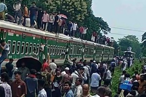 চলন্ত ট্রেন থেকে খুলে গেলো তিন বগি