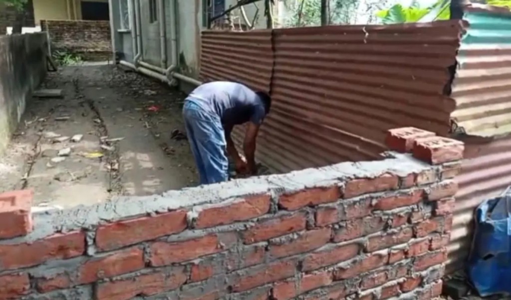চলাচলের রাস্তা বন্ধ করে দেয়াল, অবরুদ্ধ ২০ পরিবার 4 চলাচলের রাস্তা বন্ধ করে দেয়াল অবরুদ্ধ ২০ পরিবার 1757588757 চলাচলের রাস্তা বন্ধ করে দেয়াল, অবরুদ্ধ ২০ পরিবার