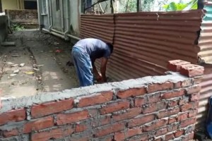 চলাচলের রাস্তা বন্ধ করে দেয়াল, অবরুদ্ধ ২০ পরিবার