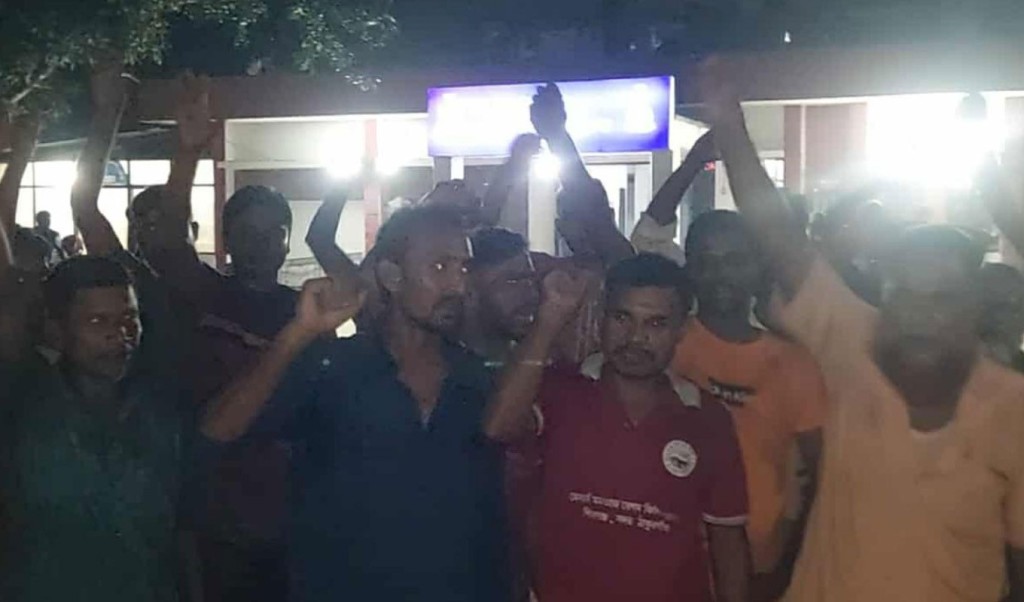 চাঁদা না দেওয়ায় অটোরিকশা চালককে মারধর মধ্যরাতে থানার সামনে বিক্ষোভ 1759028954 চাঁদা না দেওয়ায় অটোরিকশা চালককে মারধর, মধ্যরাতে থানার সামনে বিক্ষোভ